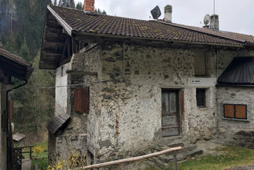 Porzione su quattro piani da ristrutturare a Canal San Bovo